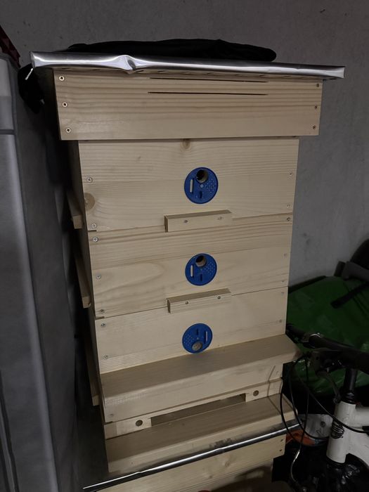 Продавам два чисто нови кошера с магазини