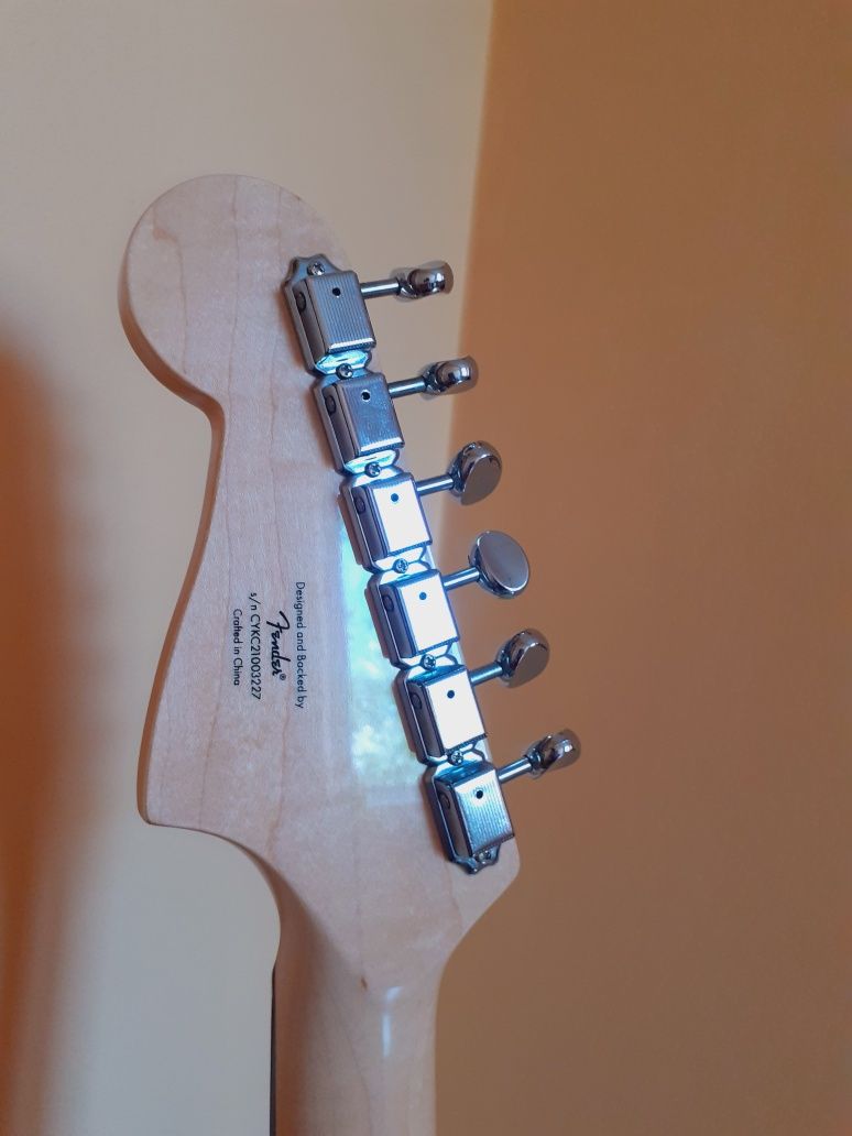 Продавам електрическа китара Squier Paranormal Toronado