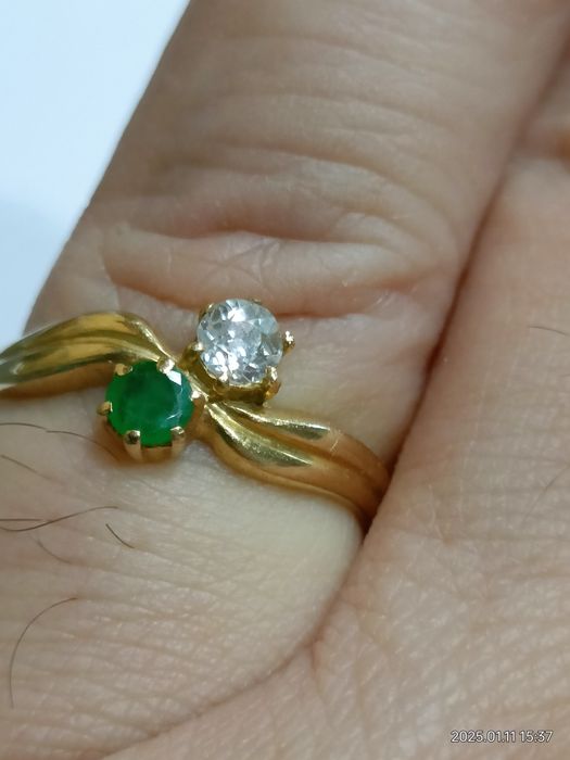 Vind inel din aur 18kt cu diamant și smarald