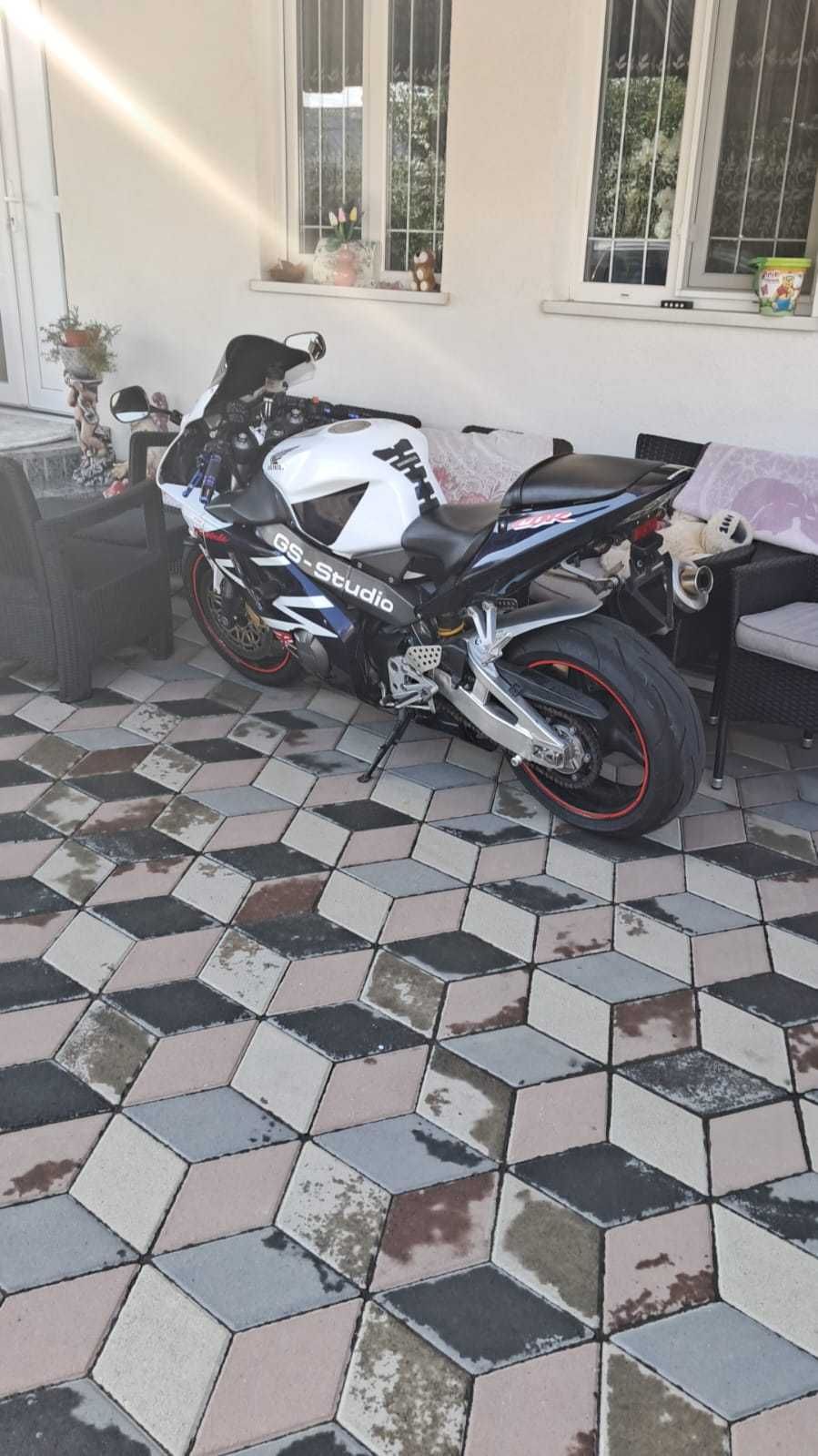 Vând motocicleta.
