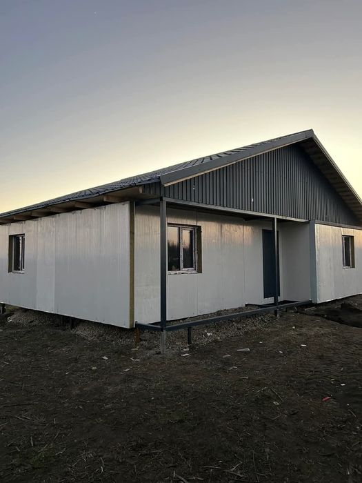 vând case din structura metalică su panouri sandwich
