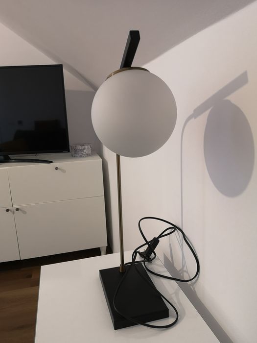 Vând veioza, design brat negru/auriu cu glob alb mat