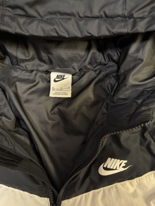 Geaca Nike neagra cu alb