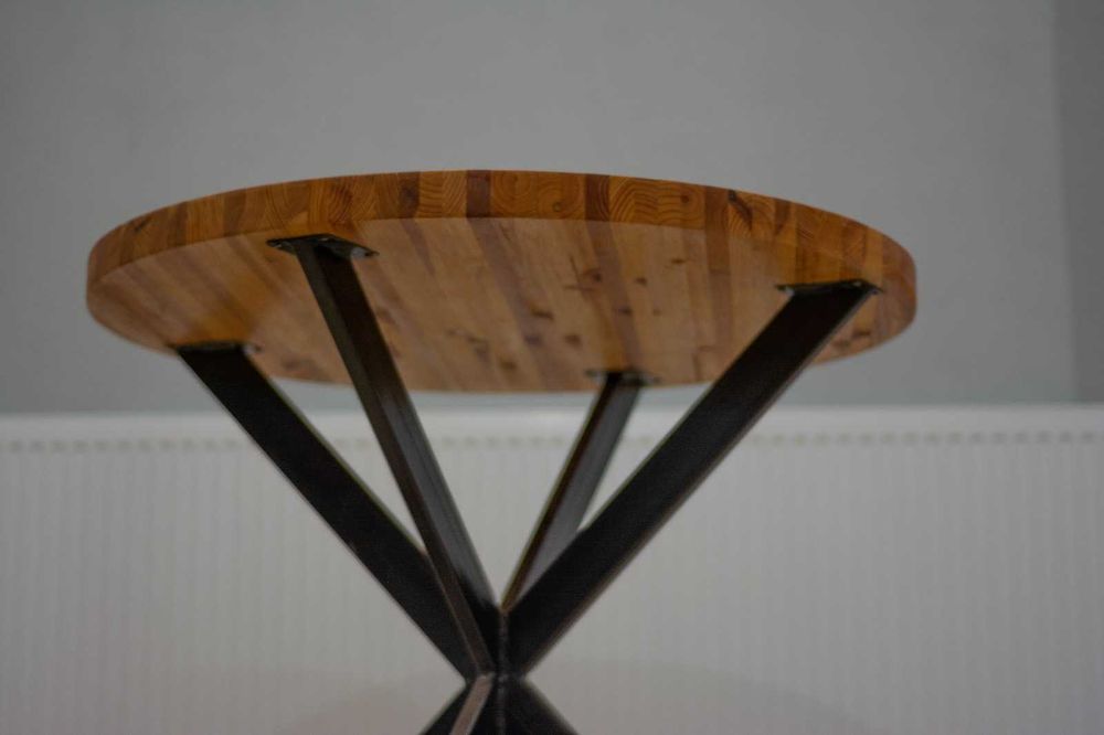 Masă modernă din lemn masiv cu picioare metalice – design unic
