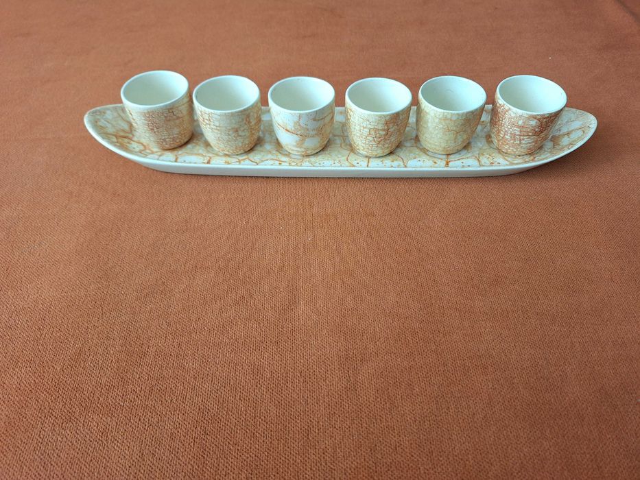 Pahare vechi pentru tuica din portelan vechi romanesc, inclusiv suport