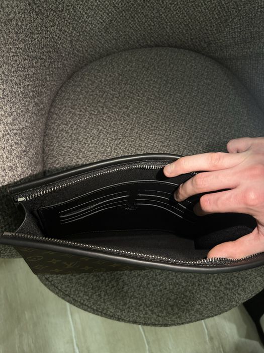 КАТО ЧИСТО НОВ Louis Vuitton Clutch