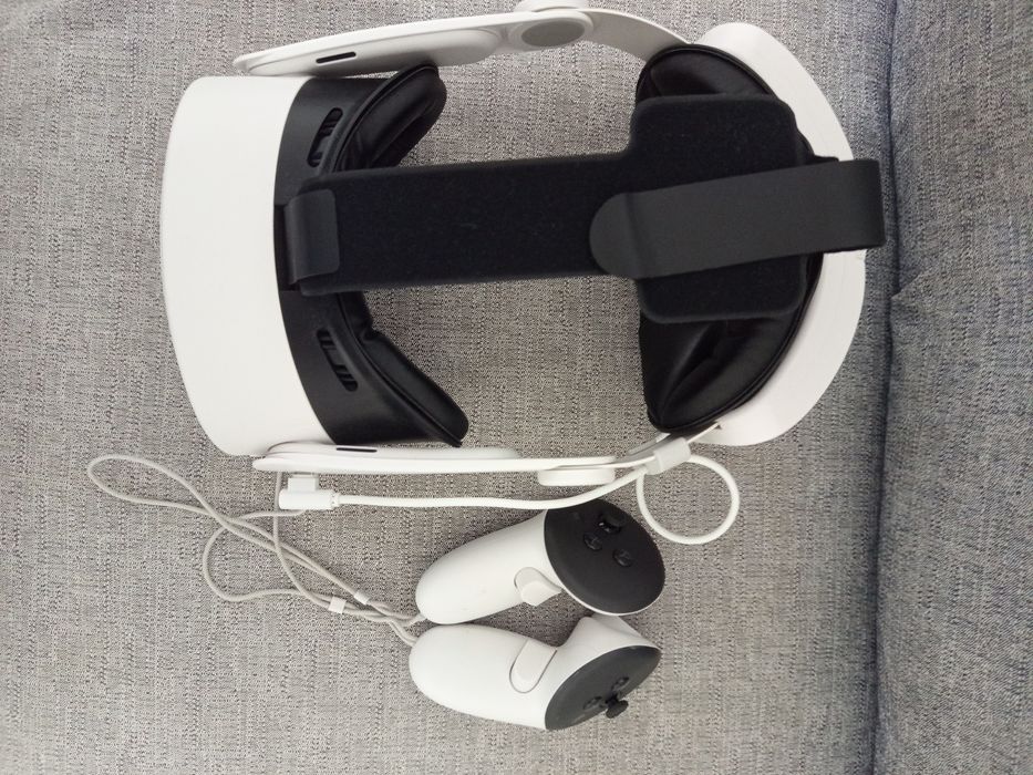 Vând VR meta quest 3s cu head strap (baterie externa care ține 2 ore)