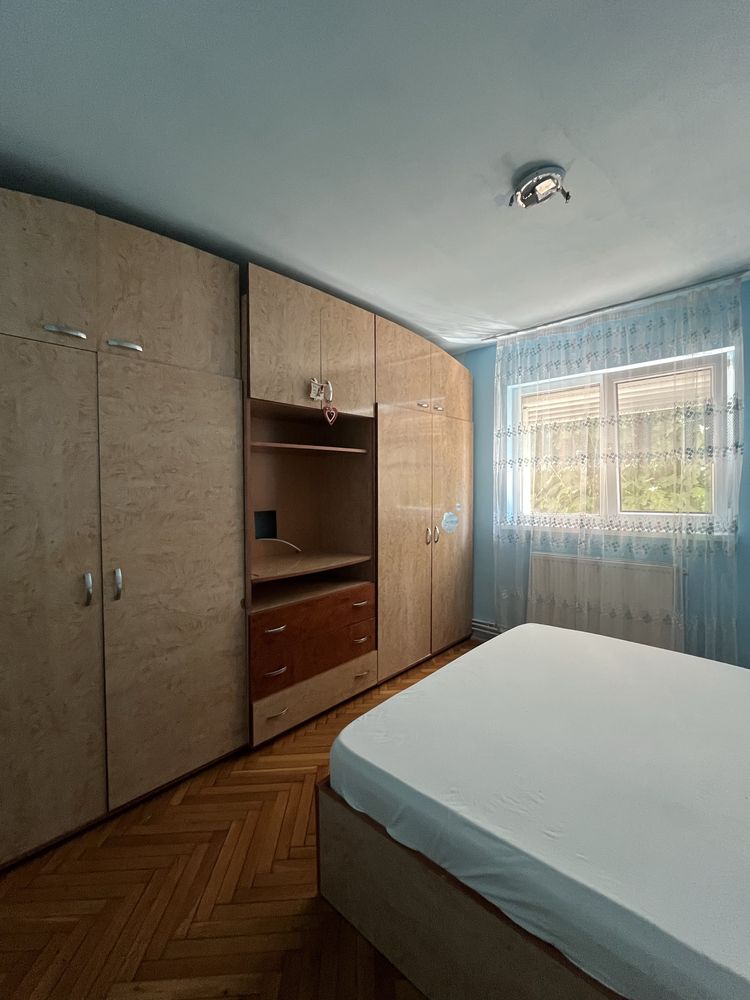 Se închiriaza apartament de 3 camere FINISAT SI MOBILAT -zona Cetate