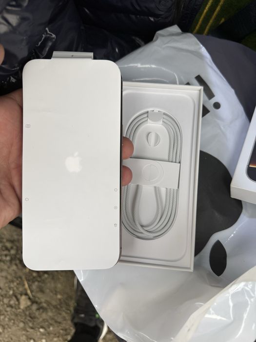 Iphone 16 pro maks  55 sikl yonida ninade tochkasi bor