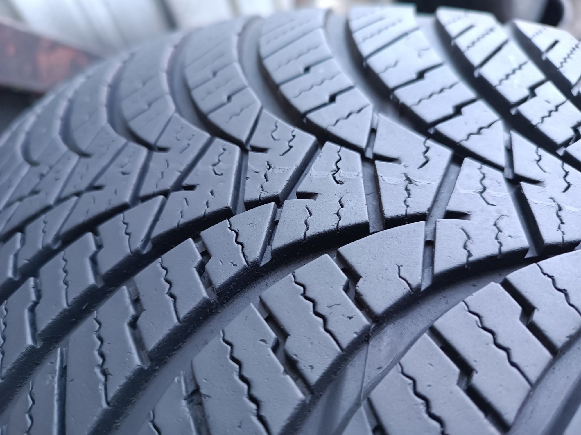 245/45/18 Falken