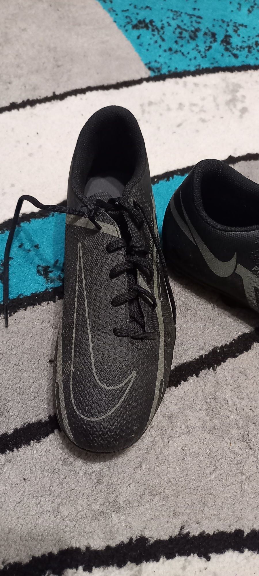 Vând ghete de joc Nike phantom cu crampoane mărimea 40