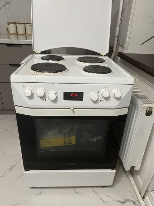 Духовка с плитой хорошо работают