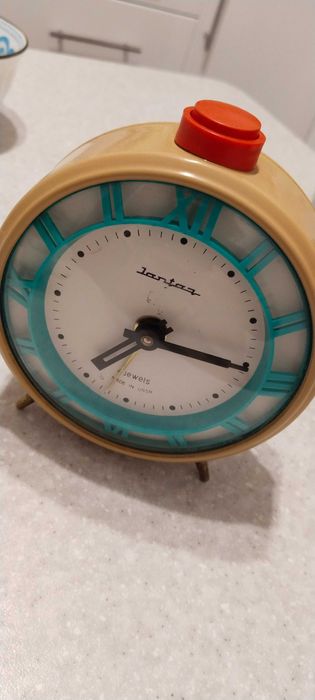 Часы будильник механические Янтарь 4 камня СССР