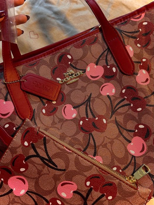 Чанта Coach с череши