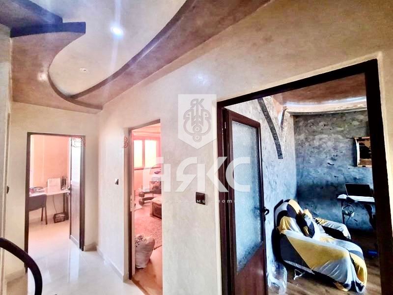 Двустаен апартамент в кв. Редута