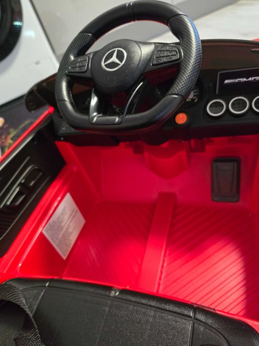 Електрически детски мерцедес, подходяща за деца над 2 години.