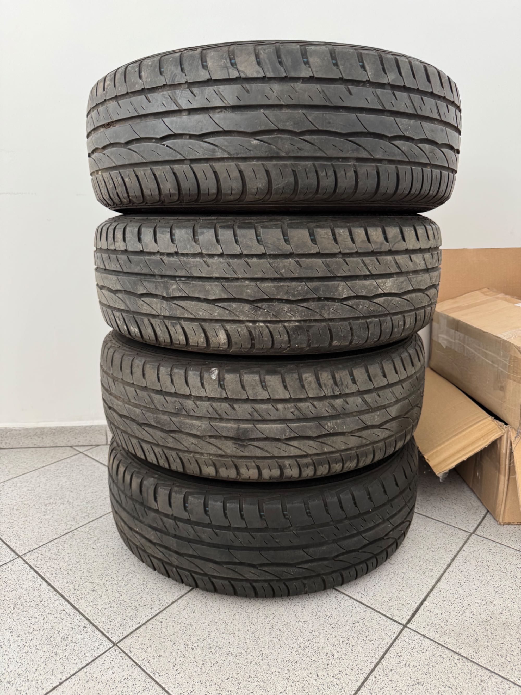 Продавам комплект оригинални джанти Audi с гуми Barum 205/60 R15