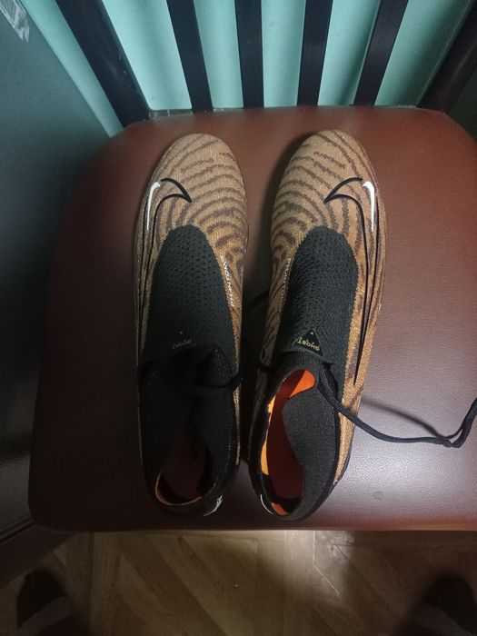 Продам новые бутсы футбольные