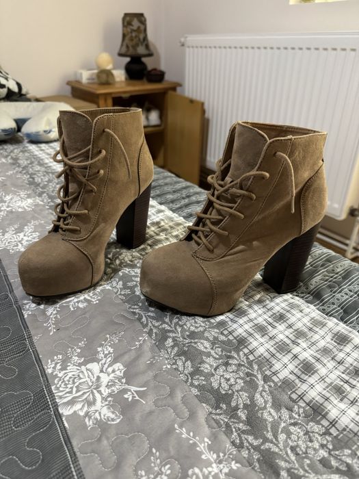 Ghete bej H&M cu toc