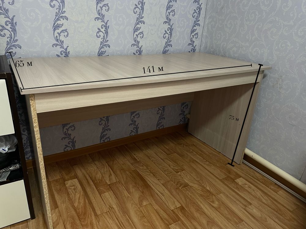 письменный стол в хорошем состоянии