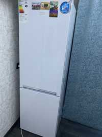 Холодильник б/у белого цвета