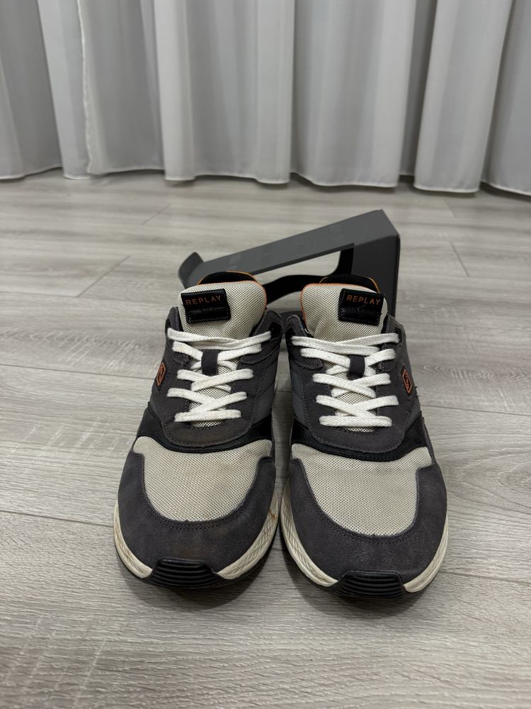 Adidasi Replay, 44
