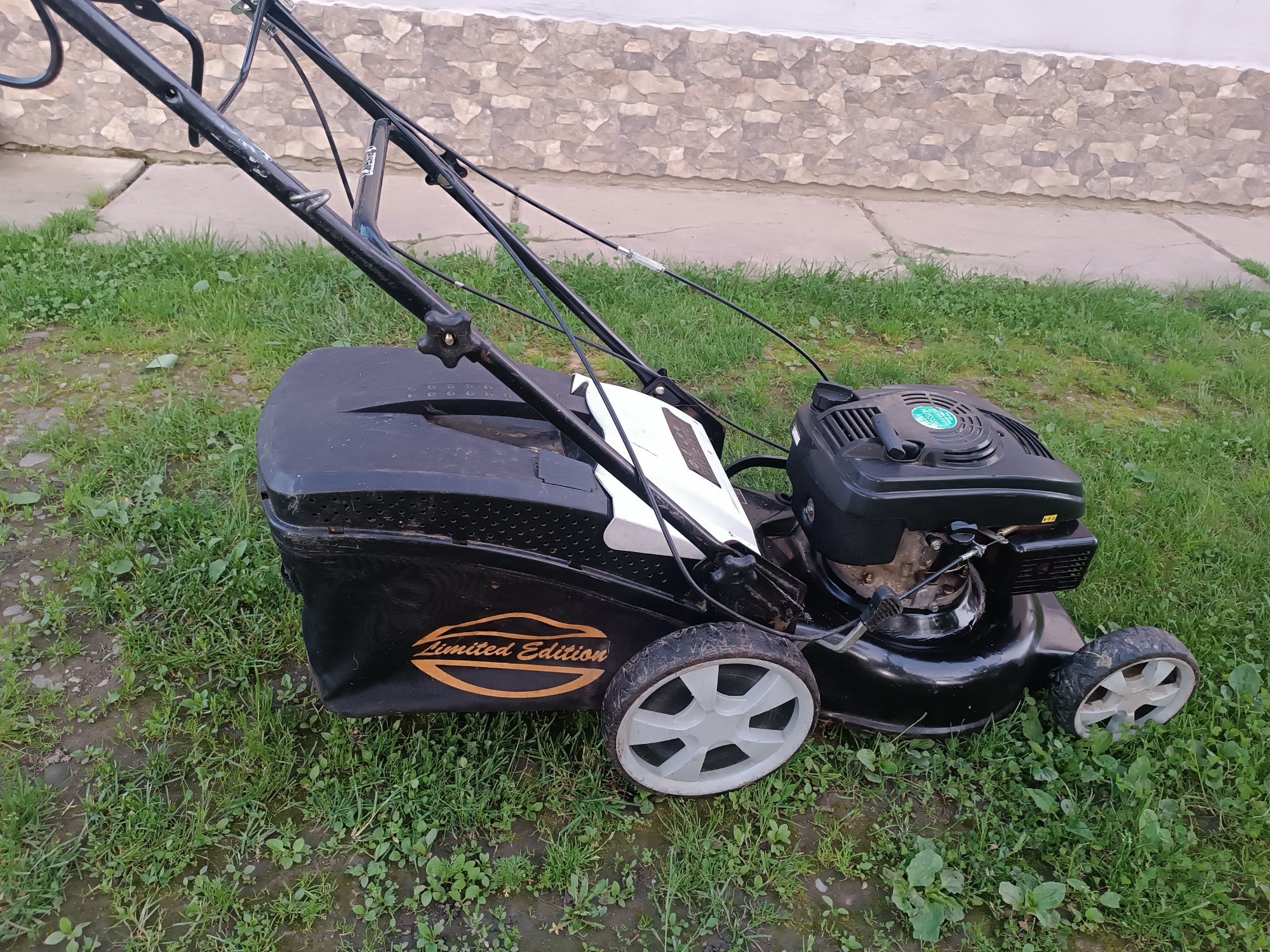 Mașina de tuns iarba (motor in 4 timpi)