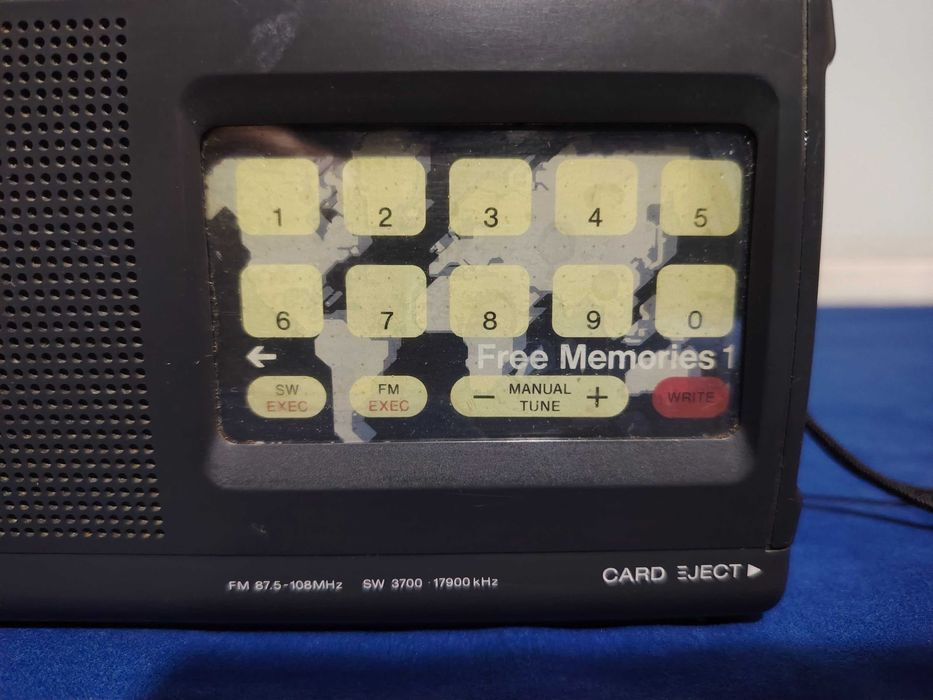 SONY ICF-SW800 radio, cu cartele pentru posturi de radio