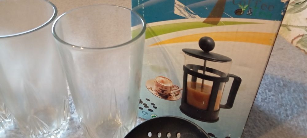 Pahare, infuzor, palete bucatarie