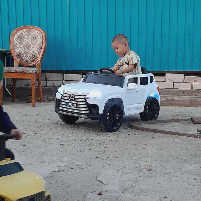 Пультпен жүретін машина.