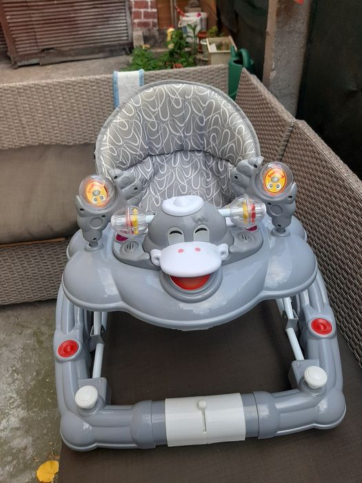 Продавам бебешка проходилка супер запазена