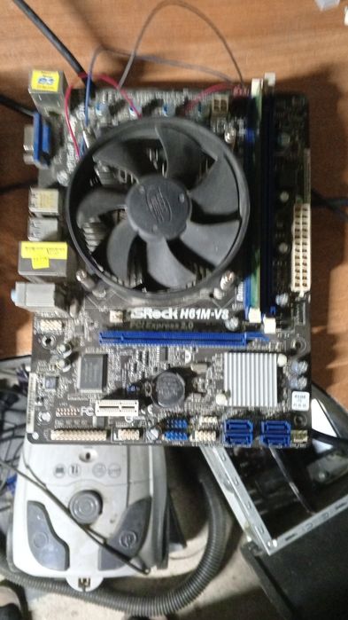 Продам 4 платы сокет 1155 .3 штуки ECS и 1 ASRock ОЗУ 2 g за 16.000
