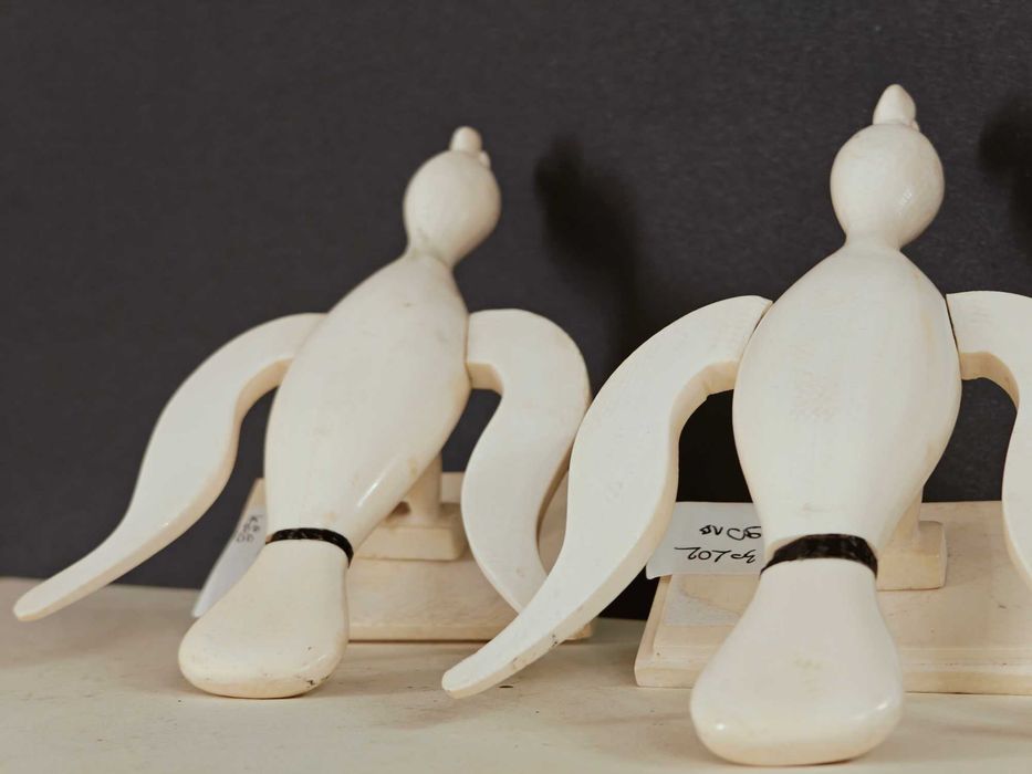 Фигури от чиста слонова кост