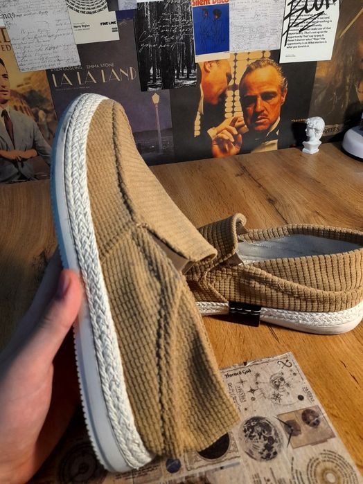 Erkaklar poyabzali, Sandallar, oyoq kiyim