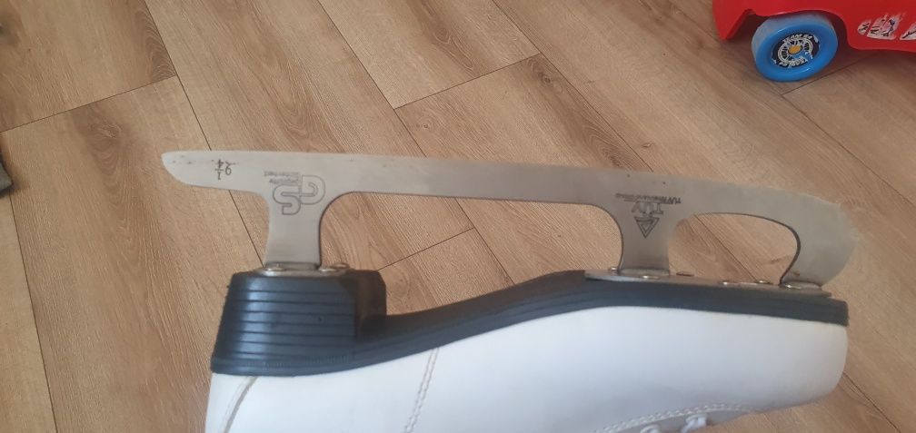 Patine dama din piele, 38, stare buna