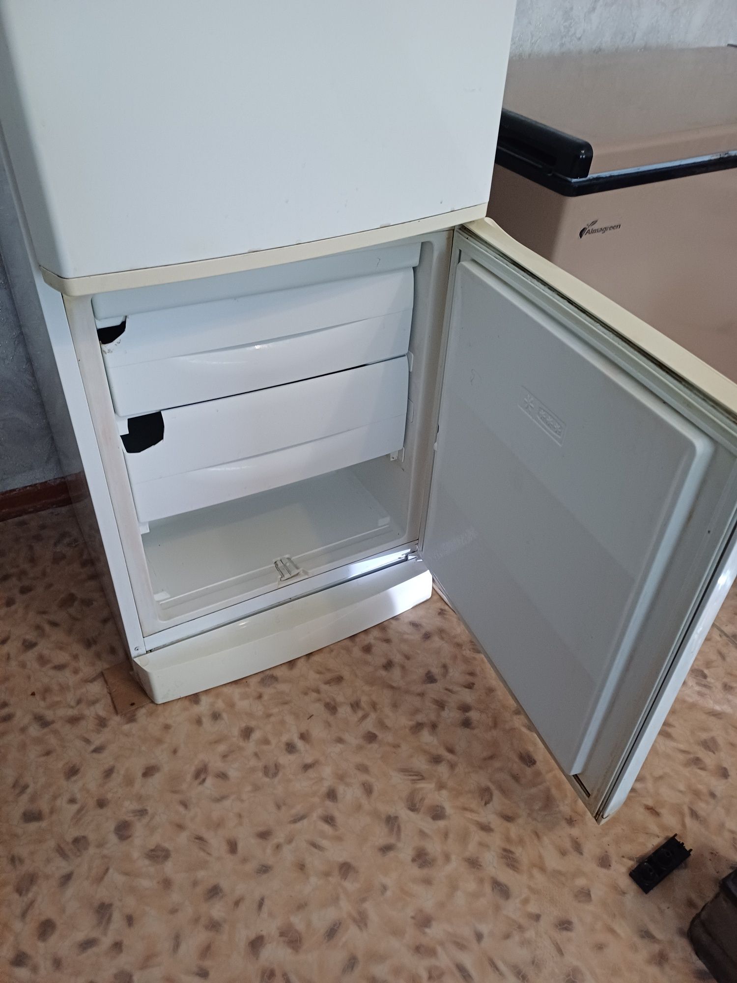 Продаю холодильник