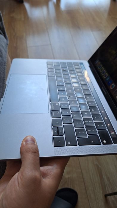 MacBook Pro i5 si Magic Mouse 2