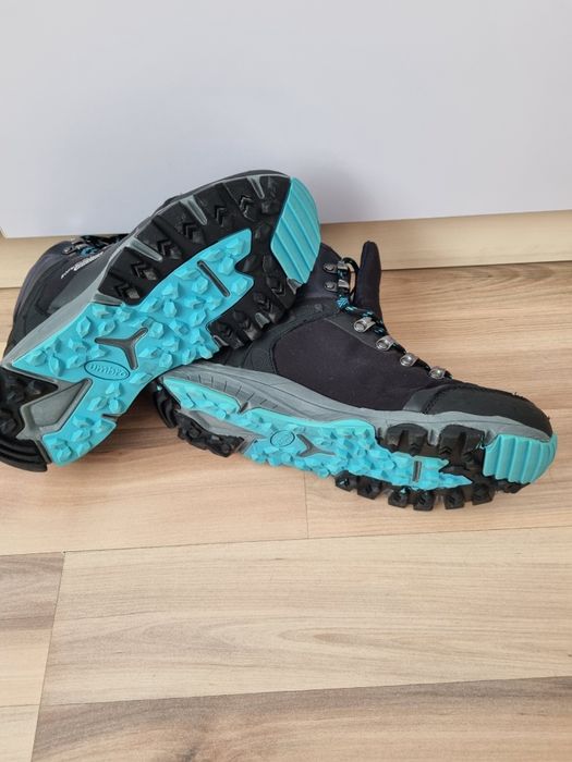 Детски боти Umbro 39 номер. Без забележки.