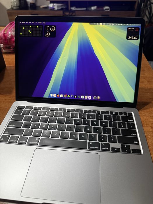 MacBook 13″ Air M1 – батерия 100%, леко износване по ръбовете