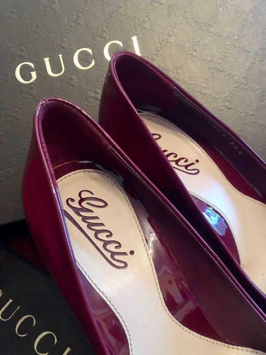 GUCCI Pebbled-rubber patent-leather pumps red