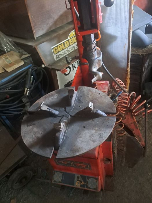 Гумо демотажна машина за леки автомобили производство Италия,