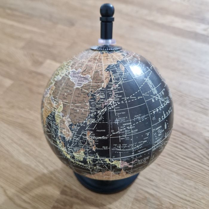 Glob pamantesc cu baza metalica