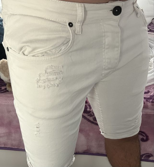 Vand blugi albi de barbati marimea 36