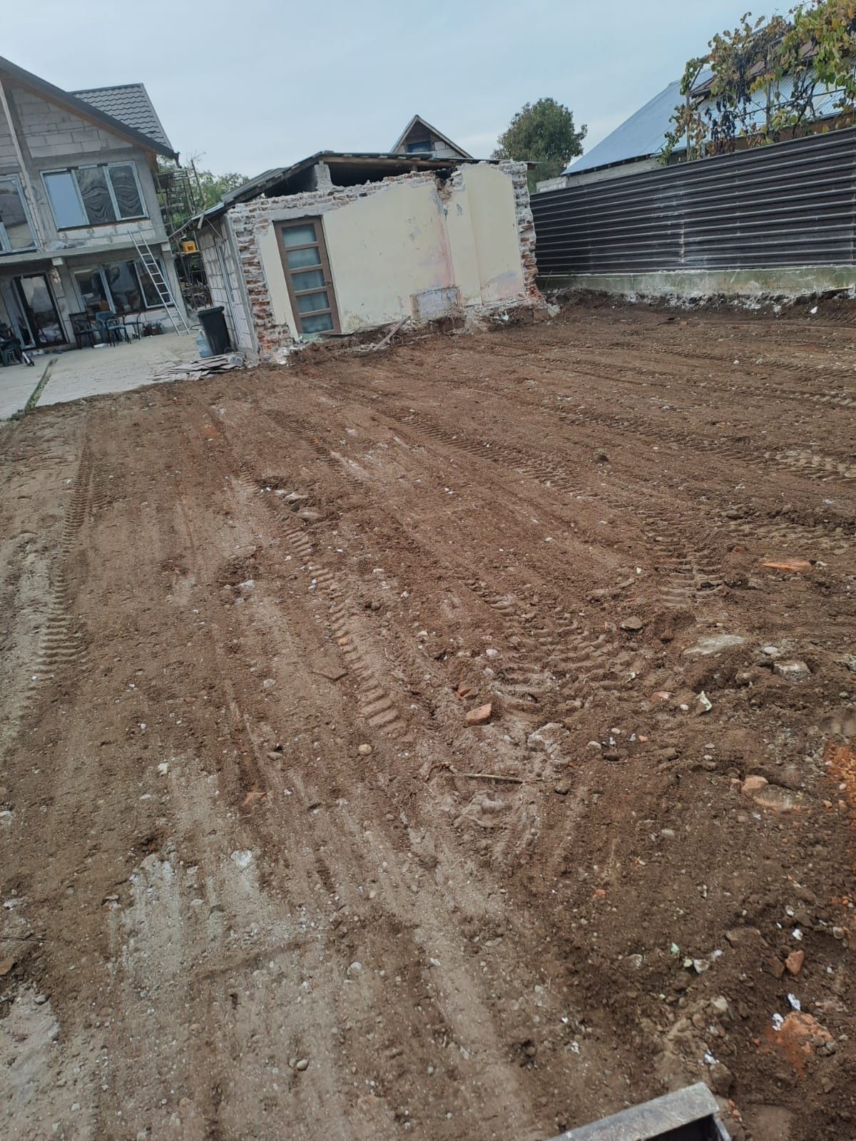 Inchiriez miniexcavator- execut lucrari/ demolari  cu excavator