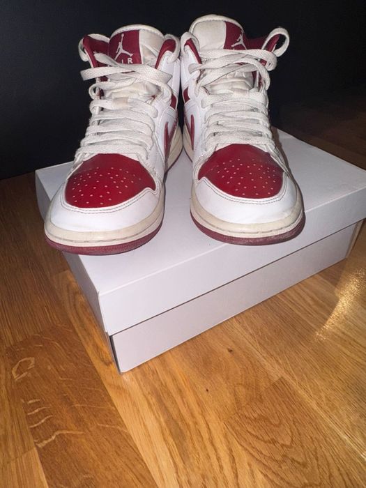 Jordan one mid reverse
