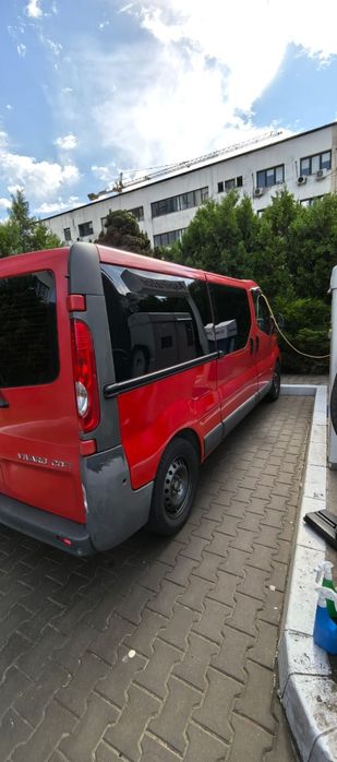 Persoană fizica ,unic proretar,vând Opel vivaro din 2011 ,e 5 ,ac, 8+1