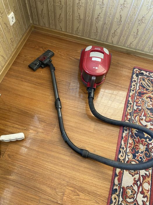 Продаю пылесос отлично состояни