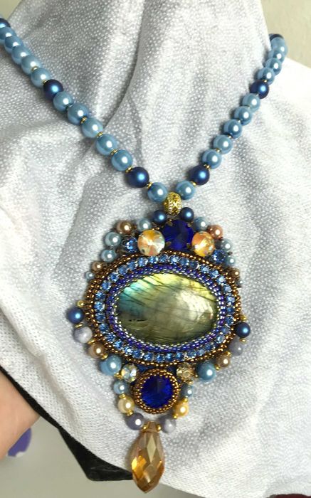 Colier handmade cu piatra labradorit si perle de sidef