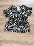 bluza cu volanase si imprimeu animal print noua cu eticheta