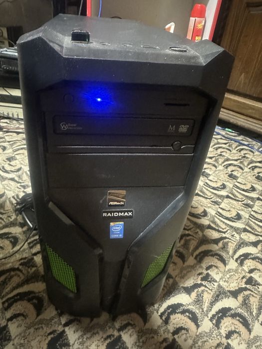 Настолен геймърски  компютър + монитор